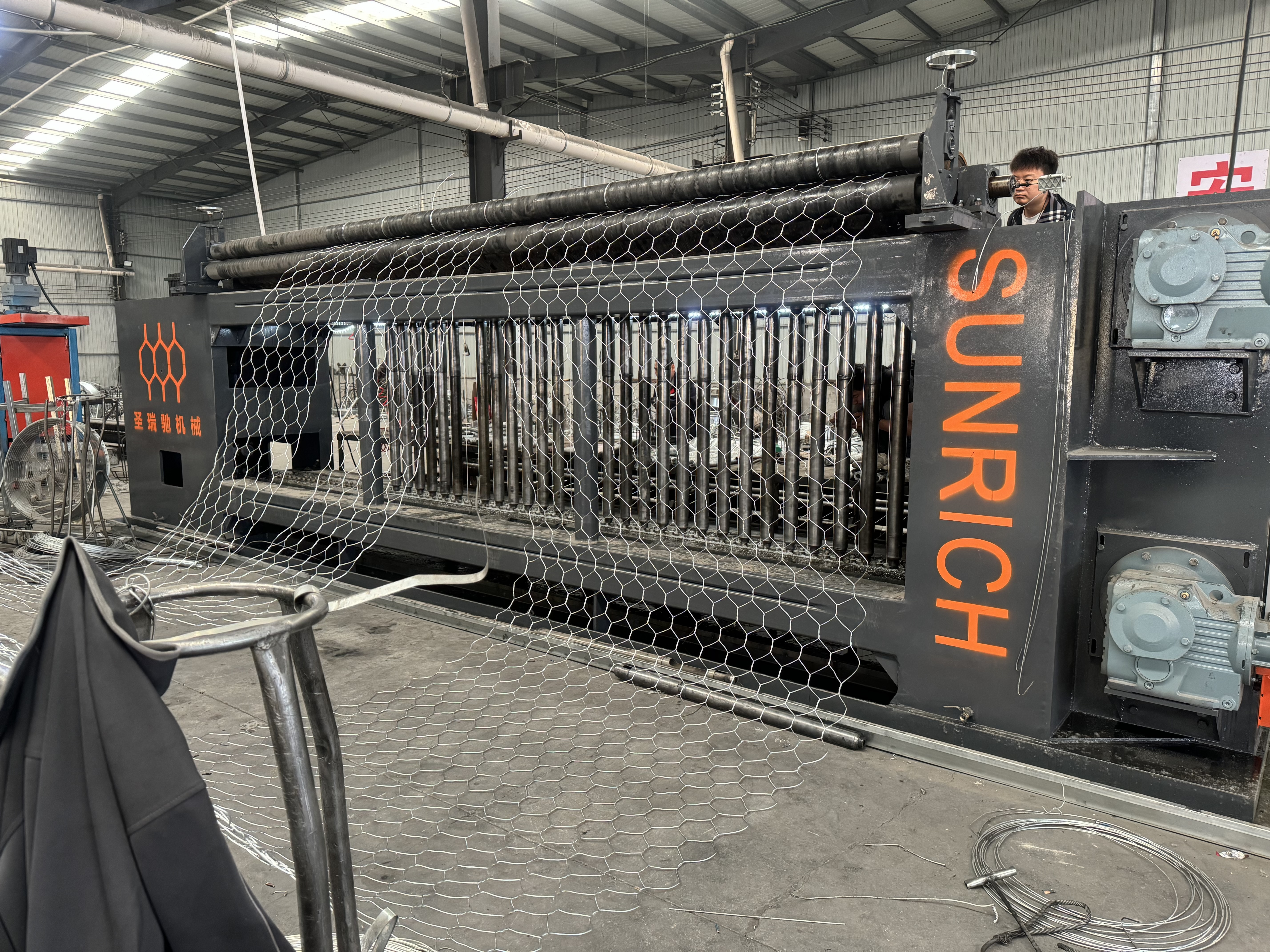 Последние блоги о компании Станок для производства габионной сетки с ЧПУ отправлен в Непал для проекта защиты рек