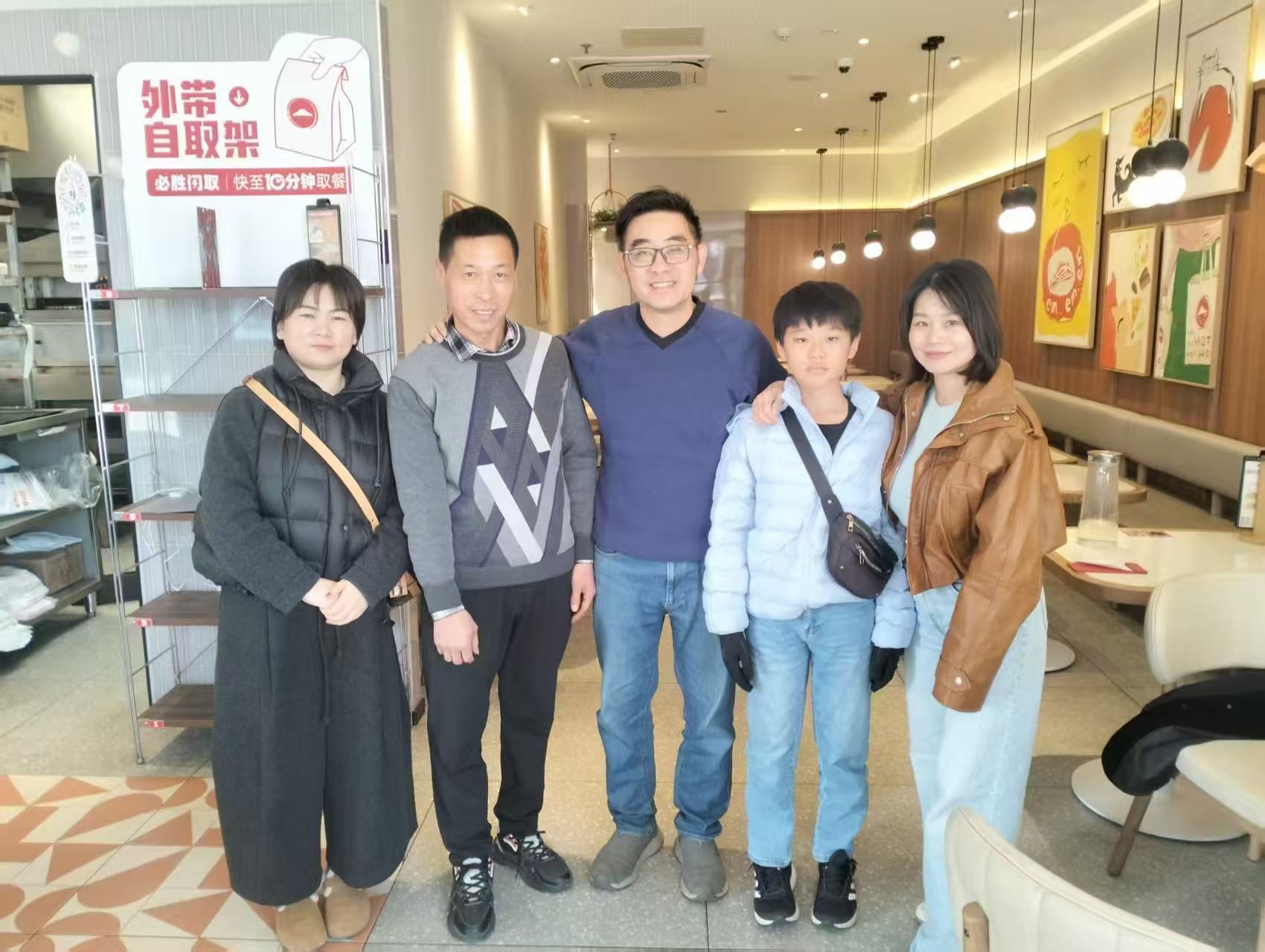 Последние блоги о компании Малайзийский клиент посещает наш завод для инспекции новейшей сервоприводной станка для изготовления габионов с ЧПУ